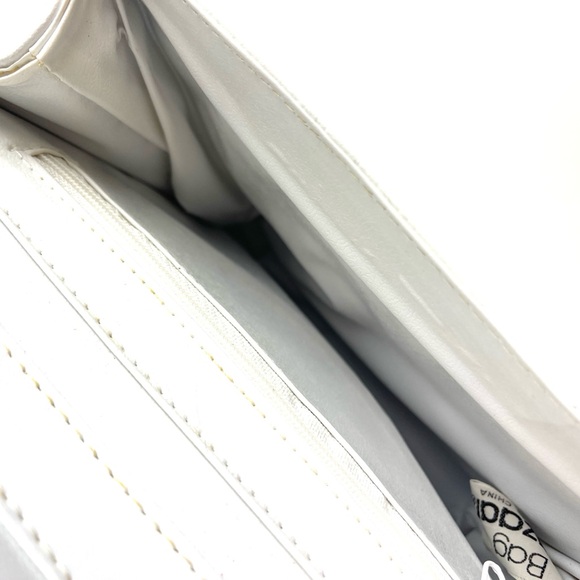 Vintage Women’s White Vegan Leather Shoulder Purse - Picture 3 of 3